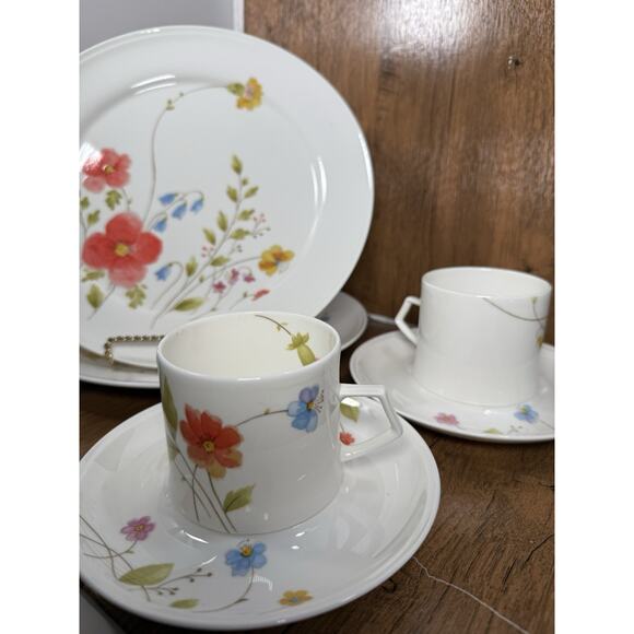 Mikasa Other - Mikasa Bone China Just Flowers A4-182 6 pc plates, Tea Cups Saucers
